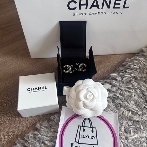 BNWT CHANEL Pearl-Accented Interlocking Logo Earrings - Black & Gold - Picture 4 of 16